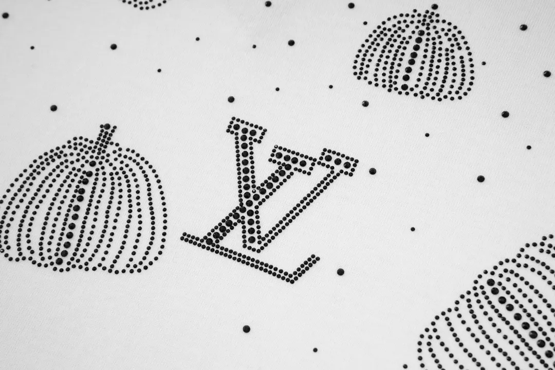 🅿️170 Style: 2026 new LOUIS VUITTON short-sleeved T-shirt Material: hot diamond process, high version 300g double yarn combed cotton Size: S～XL Color: black Style number: F2017